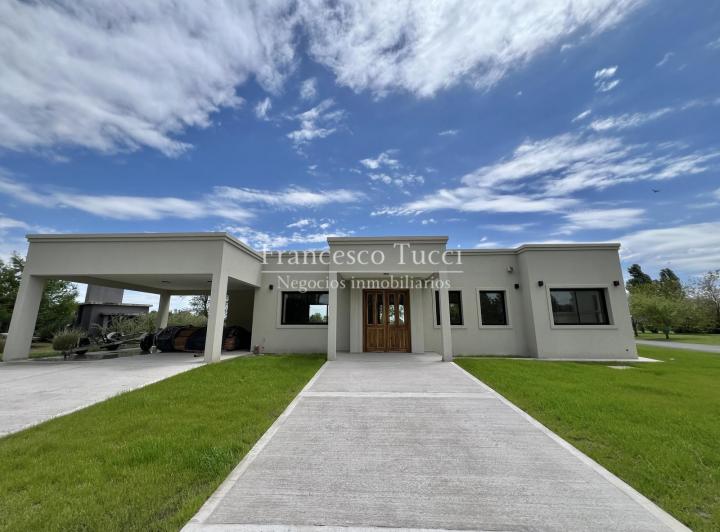 Casa · 250m² · 5 Ambientes · 2 Cocheras