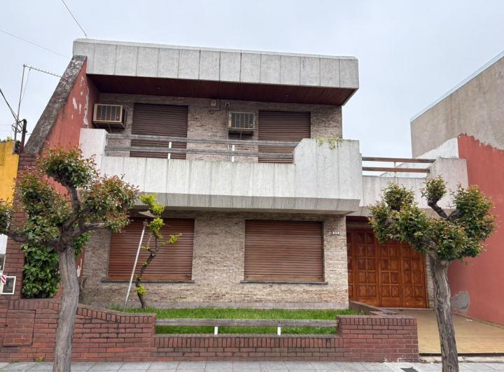 Casa · 180m² · 4 Ambientes · 4 Cocheras