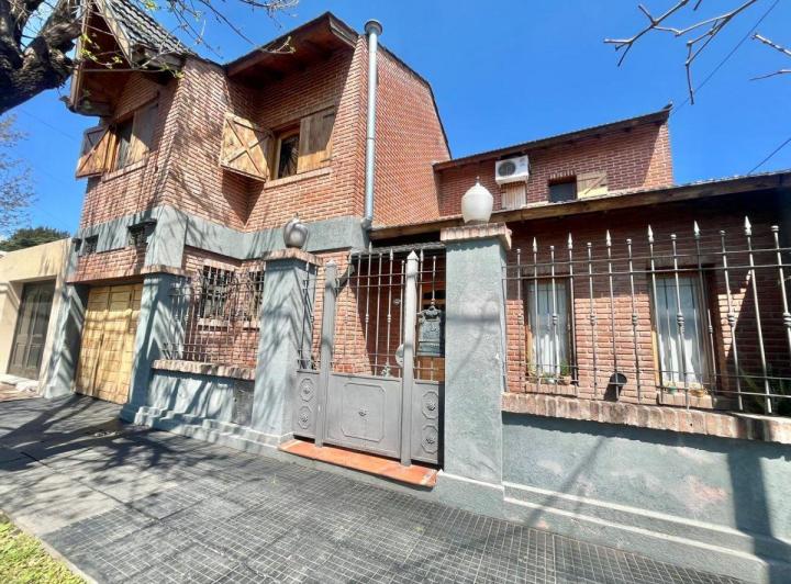 Casa · 180m² · 4 Ambientes · 1 Cochera