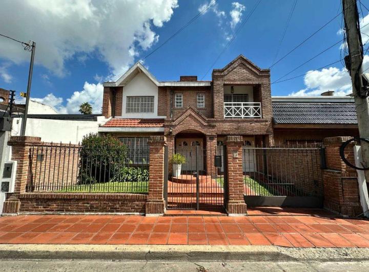 Casa · 185m² · 5 Ambientes · 1 Cochera