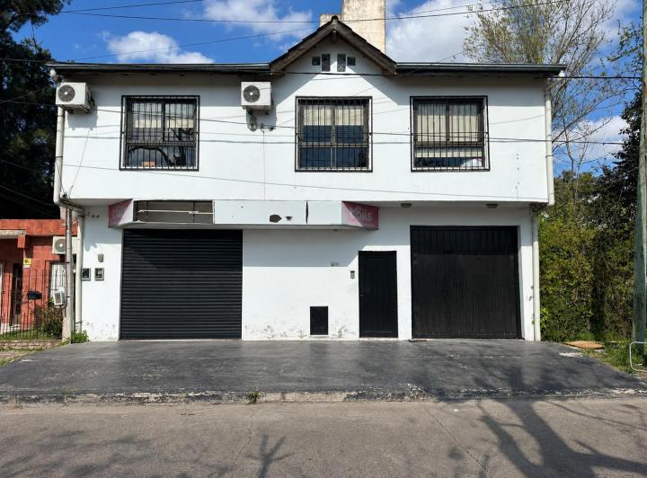 Casa · 233m² · 6 Ambientes · 2 Cocheras