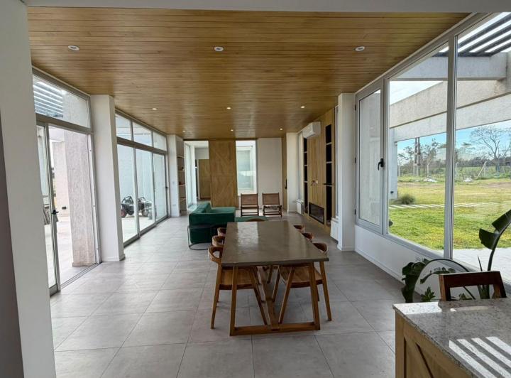 Casa · 198m² · 4 Ambientes · 4 Cocheras