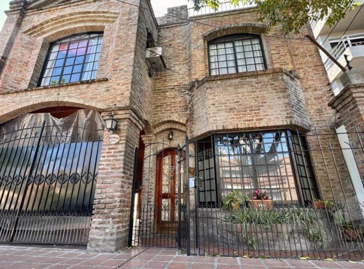 Casa · 240m² · 5 Ambientes · 1 Cochera