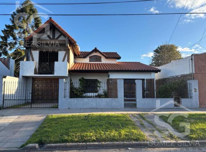 Casa · 183m² · 4 Ambientes · 2 Cocheras