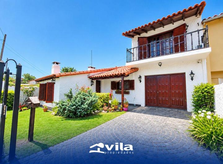 Casa · 215m² · 5 Ambientes · 1 Cochera
