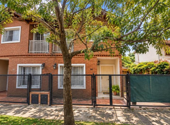 Casa · 95m² · 4 Ambientes · 2 Cocheras