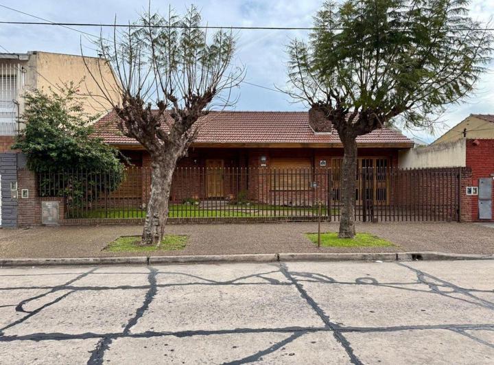 Casa · 233m² · 6 Ambientes · 1 Cochera