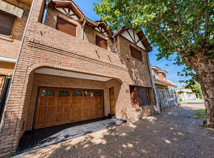 Casa · 274m² · 6 Ambientes · 2 Cocheras