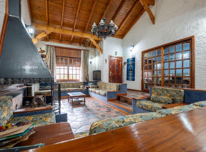 Casa · 210m² · 4 Ambientes · 2 Cocheras