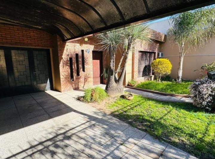 Casa · 150m² · 4 Ambientes · 3 Cocheras