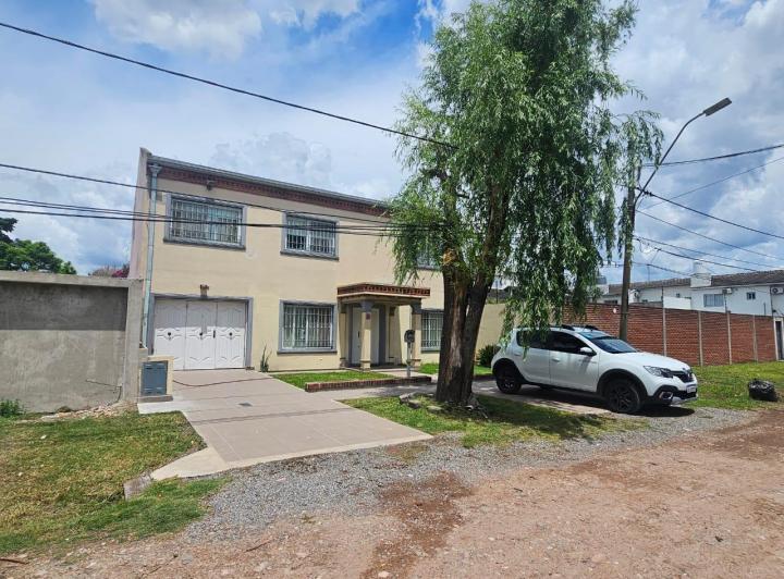 Casa · 222m² · 5 Ambientes · 4 Cocheras