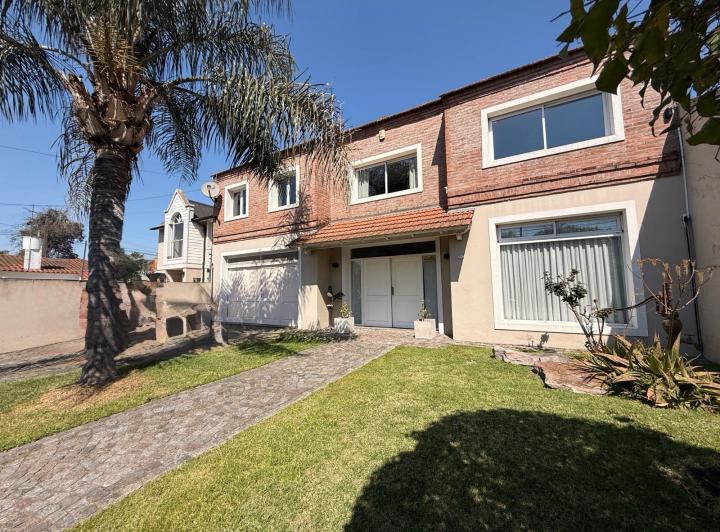 Casa · 270m² · 6 Ambientes · 2 Cocheras