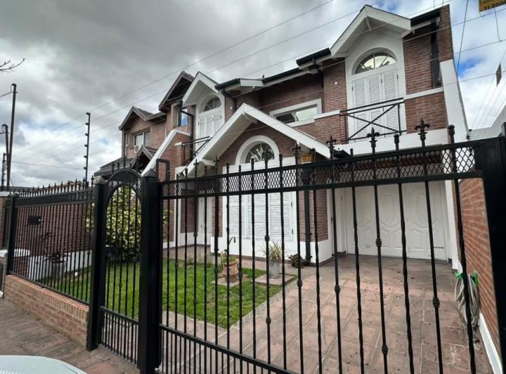 Casa · 260m² · 5 Ambientes · 2 Cocheras