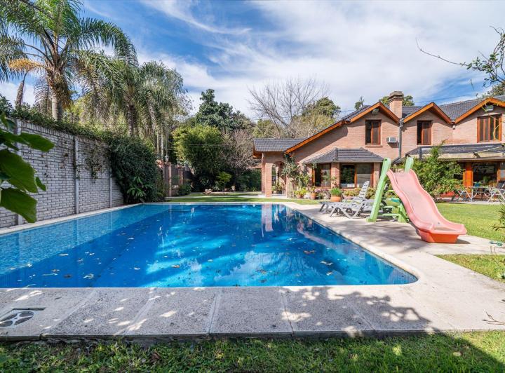 Casa · 360m² · 6 Ambientes · 4 Cocheras