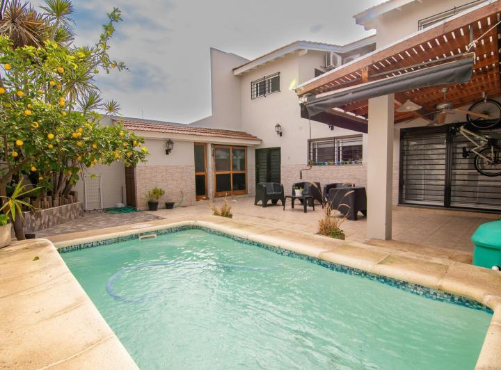 Casa · 227m² · 5 Ambientes · 3 Cocheras