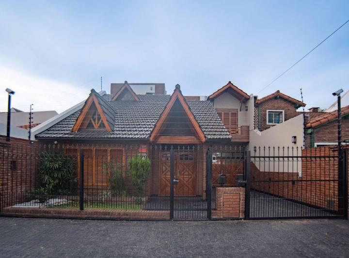 Casa · 400m² · 5 Ambientes · 3 Cocheras