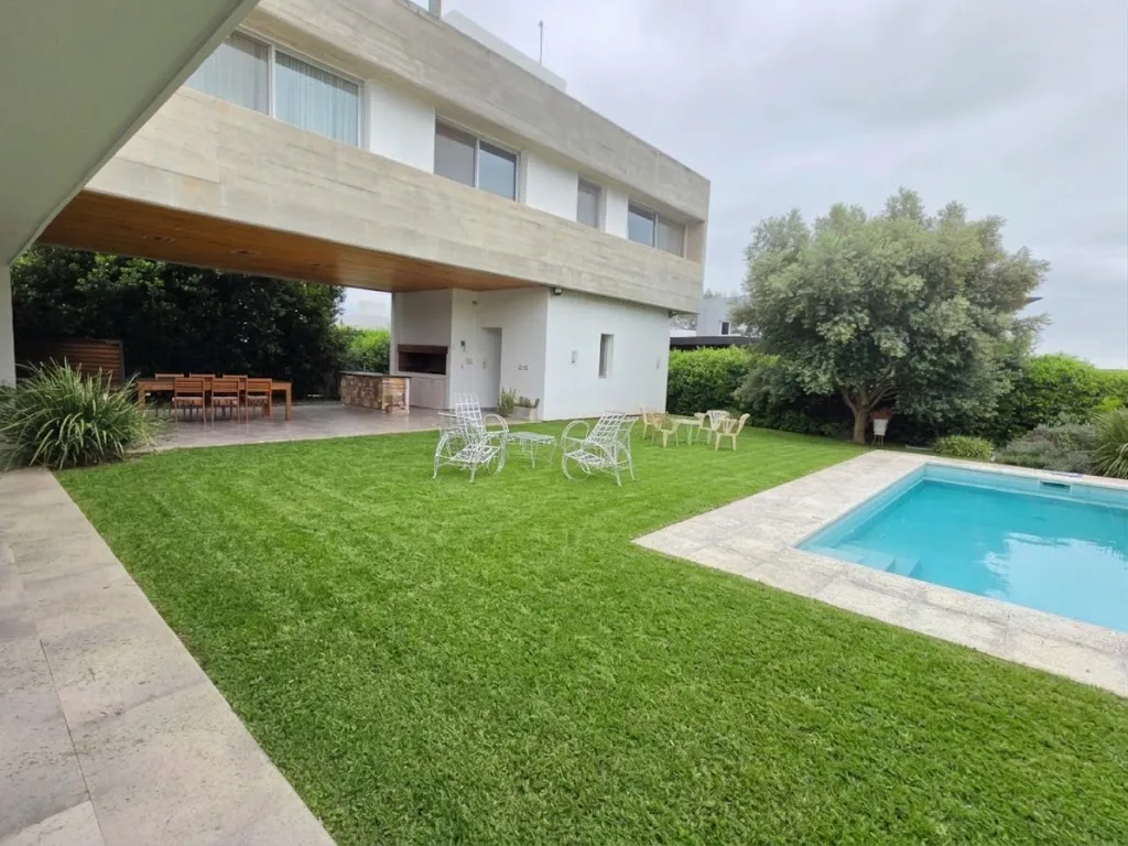 Vendo Casa exclusiva en Valle Escondido Barrio Los Cerezos de 4 dormitorios - oportunidad