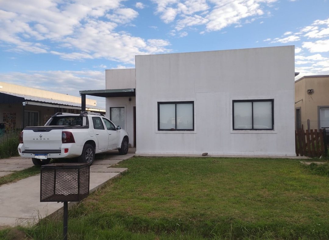 CASA 4 AMBIENTES EN ALQUILER LAGUNA AZUL