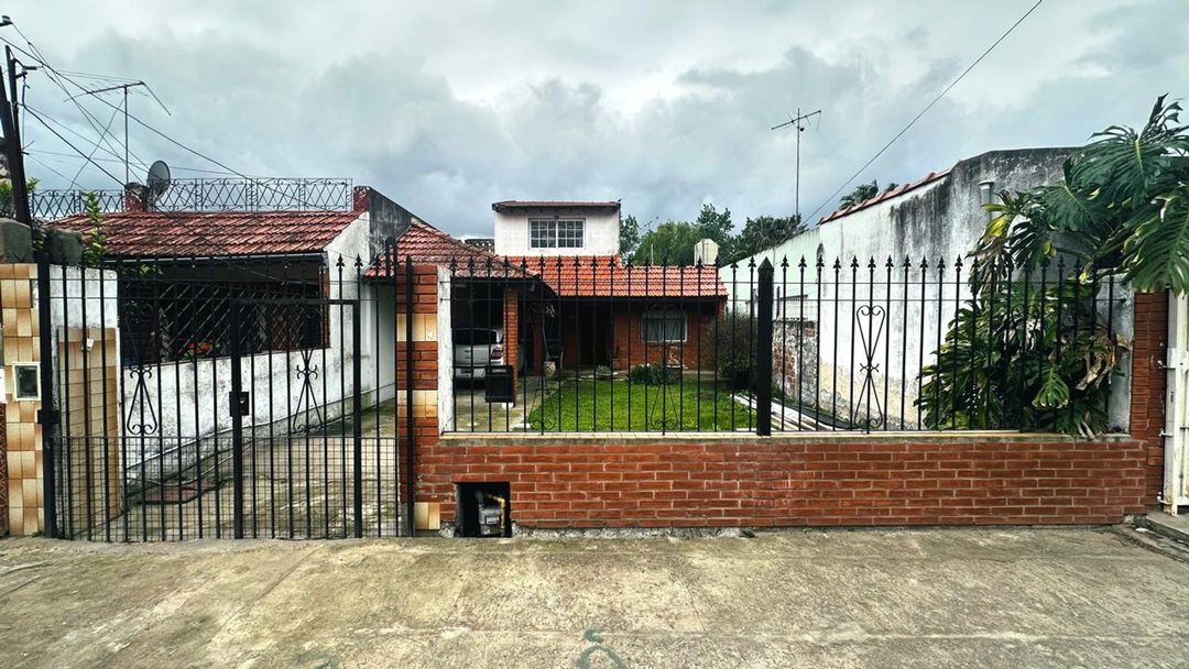 Casa en venta Lomas de Zamora 3 amb coche y jardín