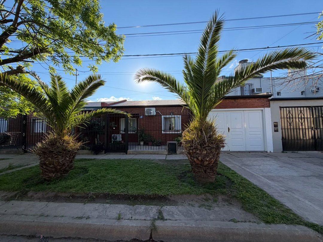 Se VENDE casa d 3 dormitorios en Barrio La Florida
