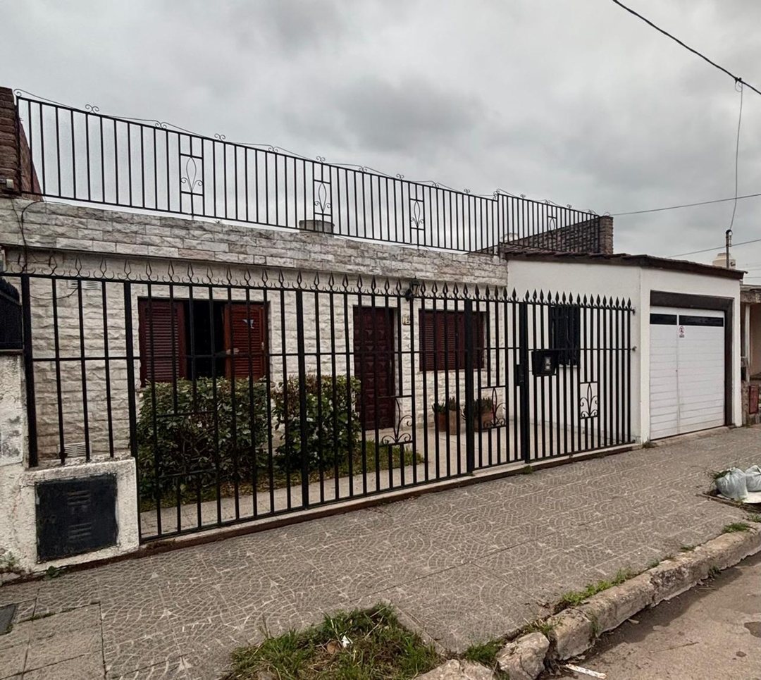 CASA EN ALQUILER 3 DORM.  BARRIO PANAMERICANO