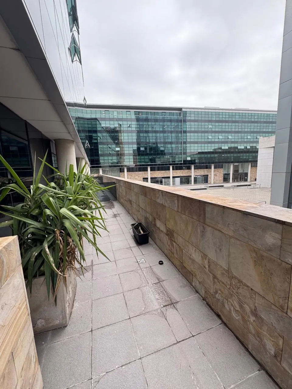 CAPITALINAS OFICINA  CON 4 PRIVADOS Y BALCON
