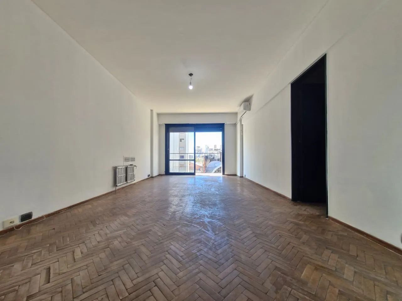 Departamento VENTA CENTRO. 3 DORMITORIOS 3 BAÑOS. FRENTE con balcón