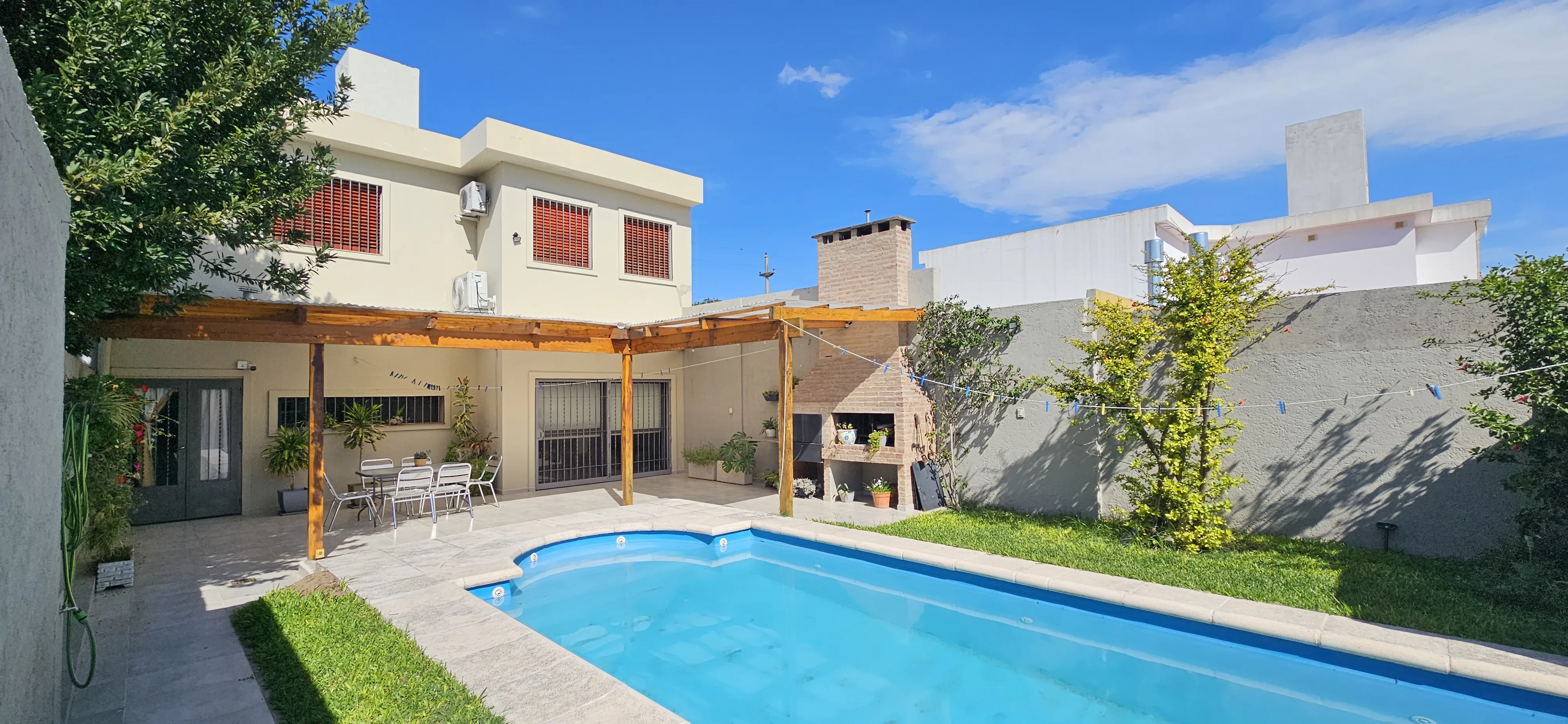 Casa en venta de 4 dormitorios con pileta en Yofre Sud