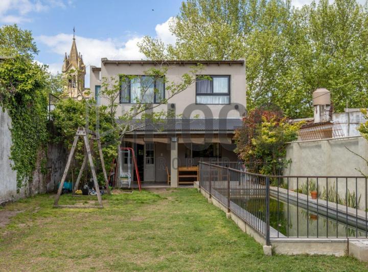 Casa · 330m² · 6 Ambientes · 1 Cochera
