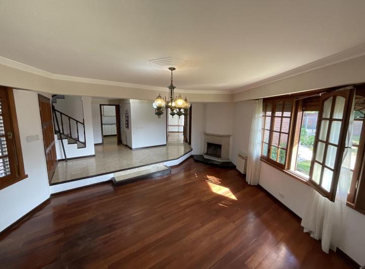 Casa · 370m² · 5 Ambientes · 4 Cocheras