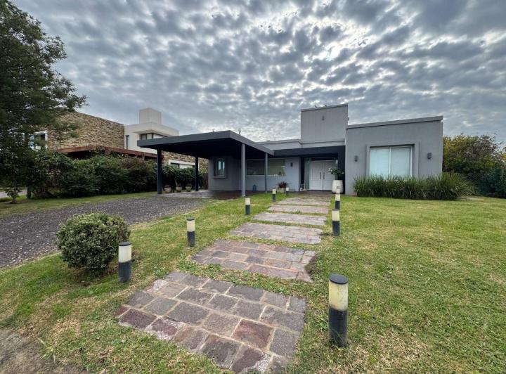 Casa · 220m² · 6 Ambientes · 2 Cocheras