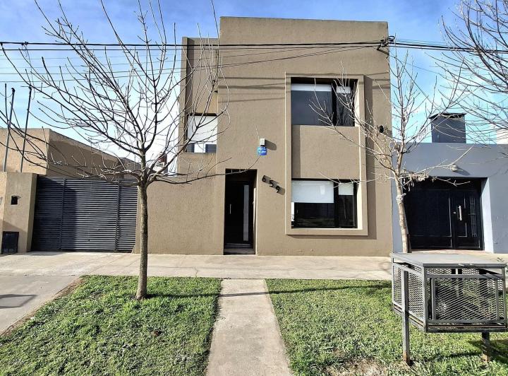 Casa · 330m² · 3 Ambientes · 3 Cocheras