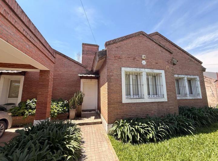 Casa · 1200m² · 3 Dormitorios · 1 Cochera
