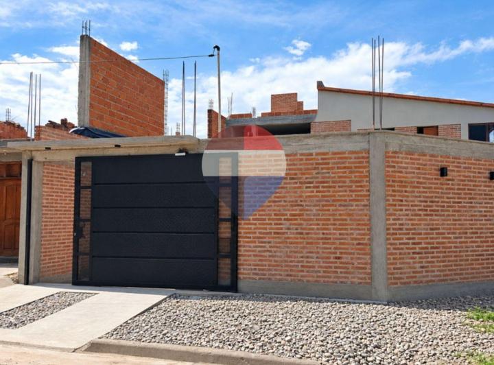 Casa · 225m² · 6 Ambientes · 2 Cocheras