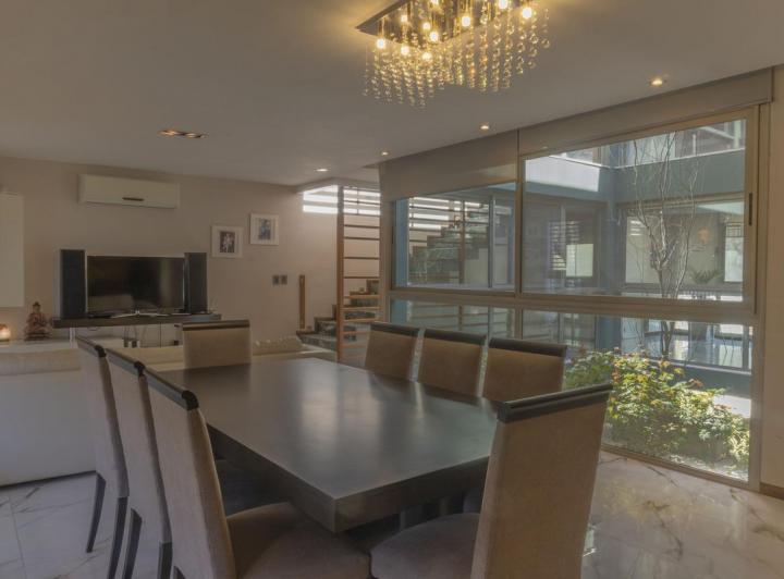 Casa · 290m² · 9 Ambientes · 2 Cocheras