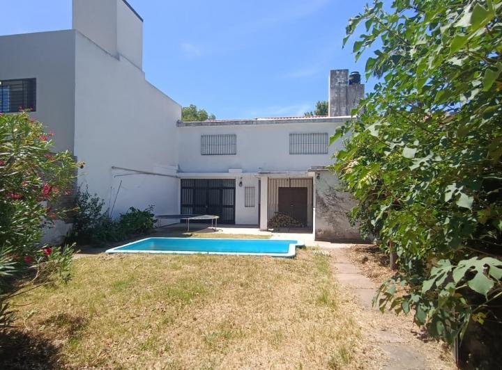 Casa · 220m² · 5 Ambientes · 2 Cocheras