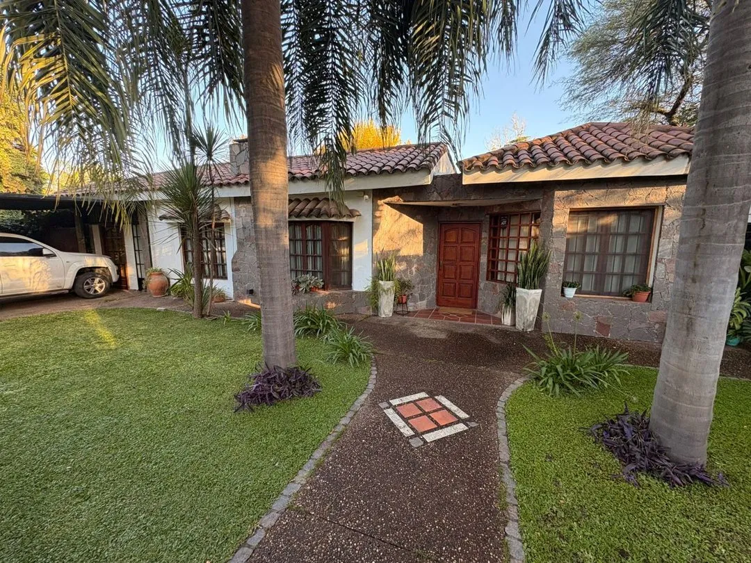 VENTA CASA 4 DORM Y PILETA EN VILLA WARCARLDE