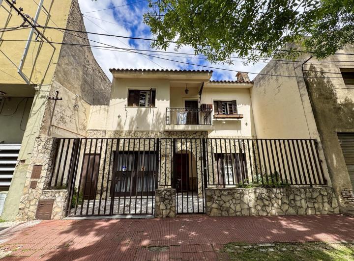 Casa · 250m² · 8 Ambientes · 1 Cochera