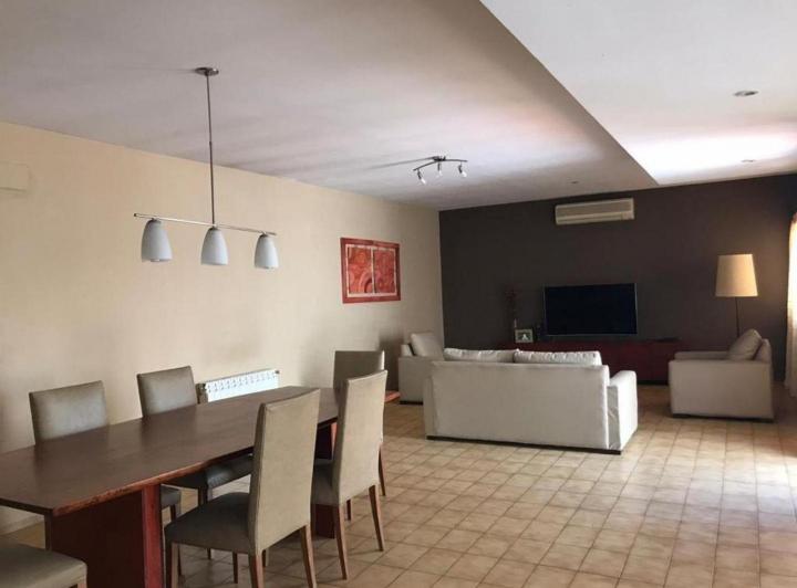 Casa · 340m² · 7 Ambientes · 3 Cocheras