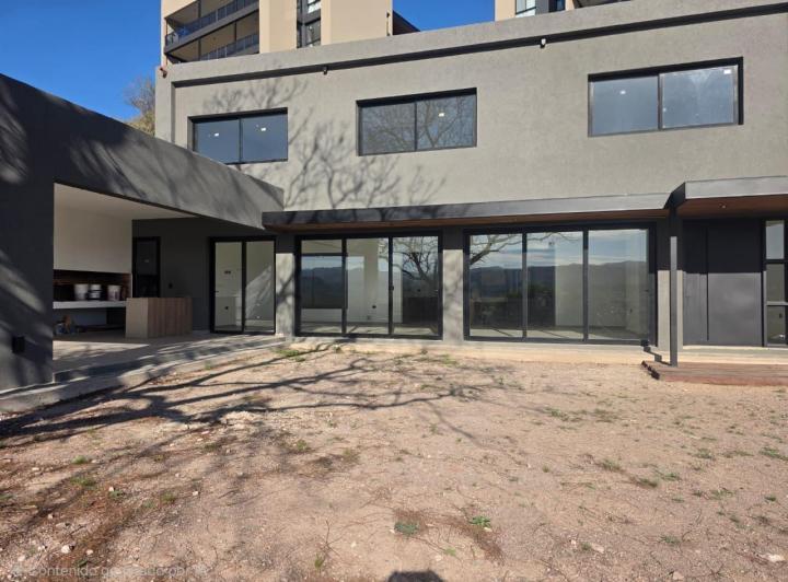 Casa · 304m² · 5 Ambientes · 2 Cocheras