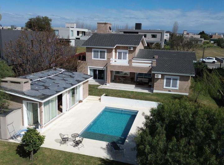Casa · 1500m² · 7 Ambientes · 2 Cocheras