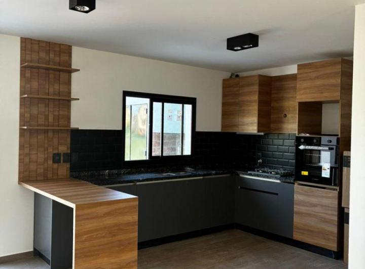 Casa · 185m² · 4 Ambientes · 2 Cocheras