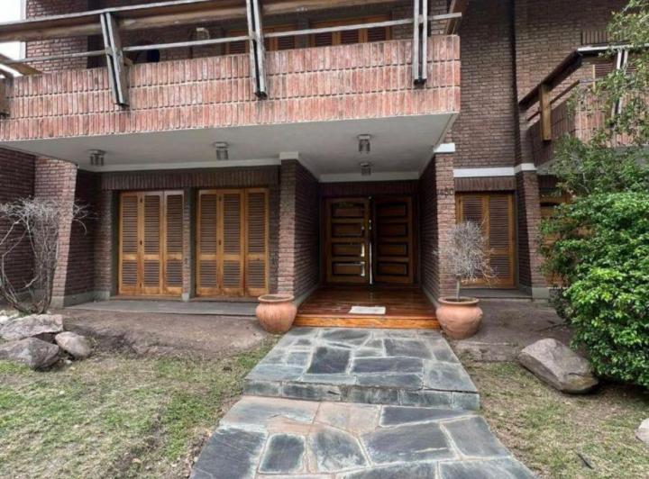 Casa · 698m² · 15 Ambientes · 2 Cocheras