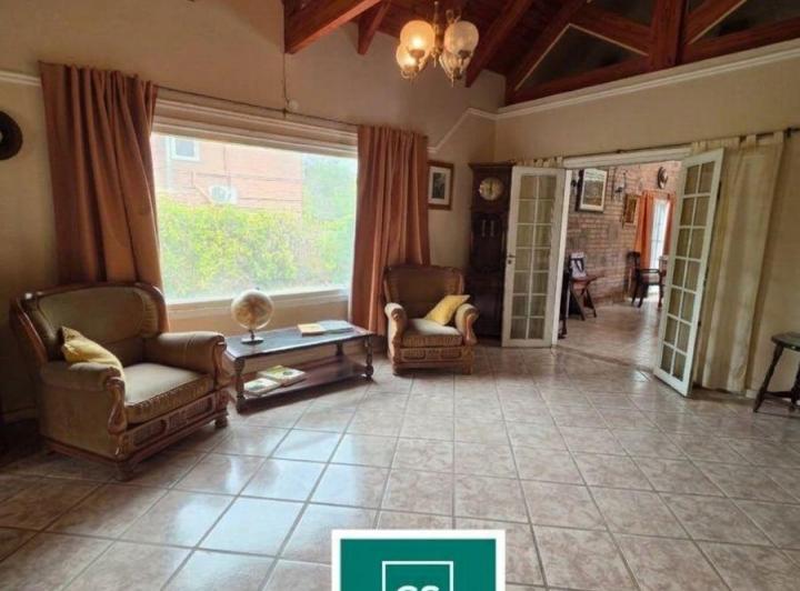 Casa · 270m² · 6 Ambientes · 2 Cocheras