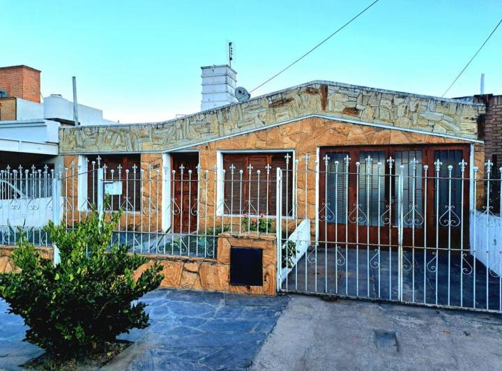 Casa · 137m² · 6 Ambientes · 2 Cocheras