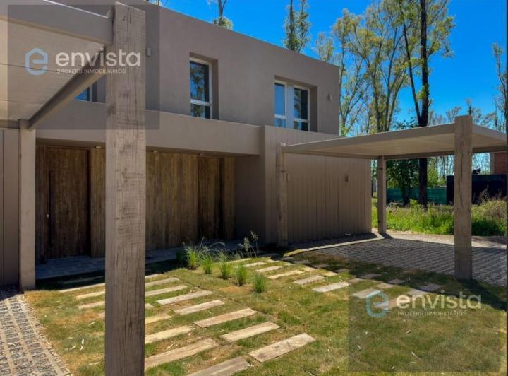 Casa · 165m² · 5 Ambientes · 2 Cocheras
