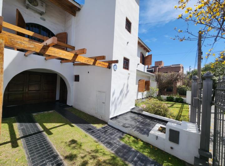 Casa · 180m² · 3 Dormitorios · 1 Cochera