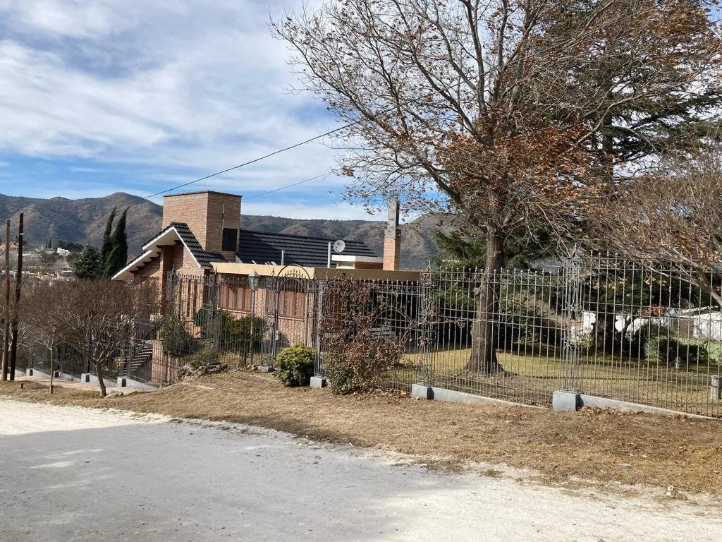 SE VENDE CASA DE CATEGORIA CON VISTA PANORAMICA A  VILLA CARLOS PAZ