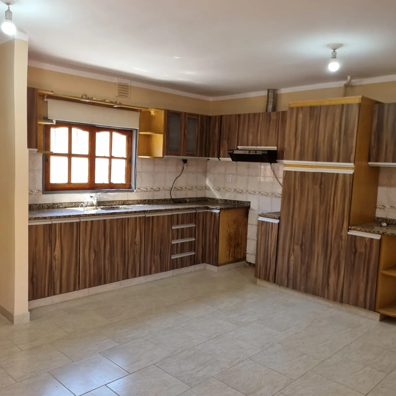 VENDO CASA 4 DORMITORIOS + GALPON BARRIO URQUIZA