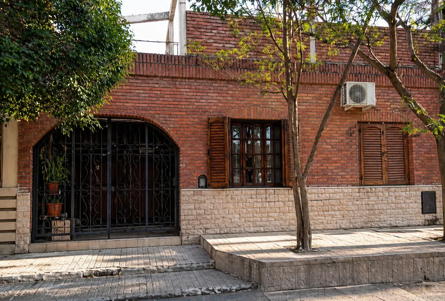 Casa 2 dormitorios con terraza y patio – B° Providencia